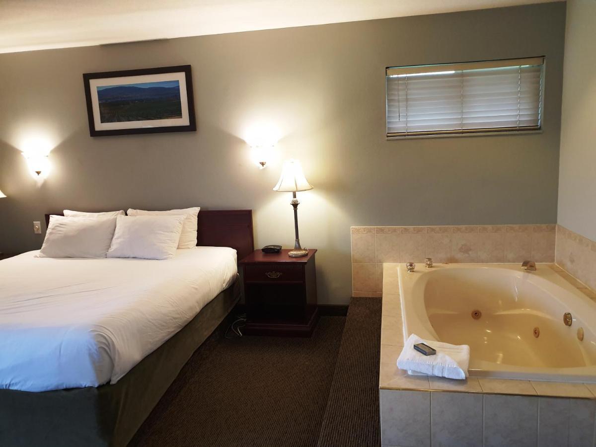 Riverland Inn & Suites Kamloops Exterior foto